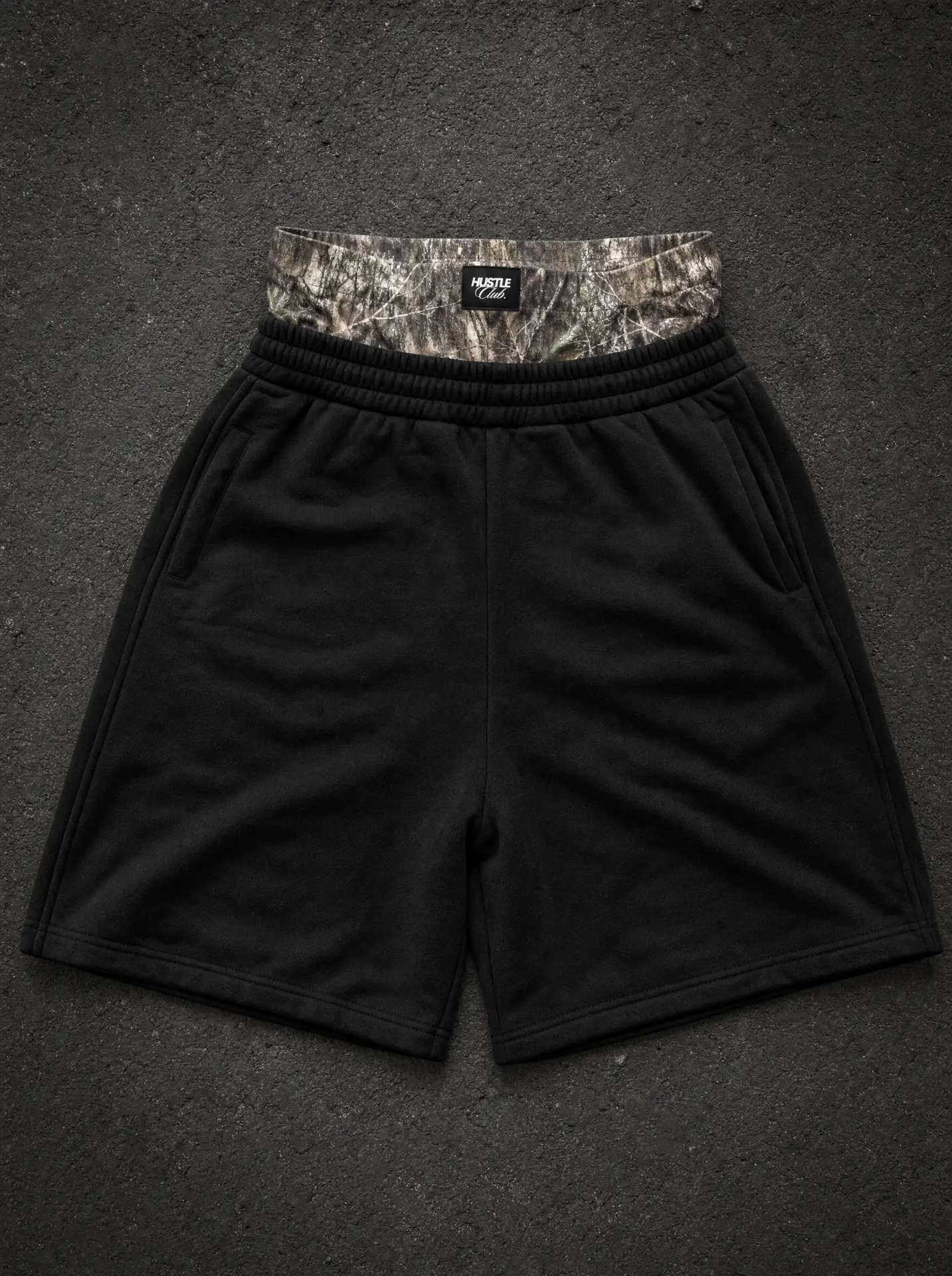 Double short baggy Hustle Club noir, ceinture camouflage avec patch logo